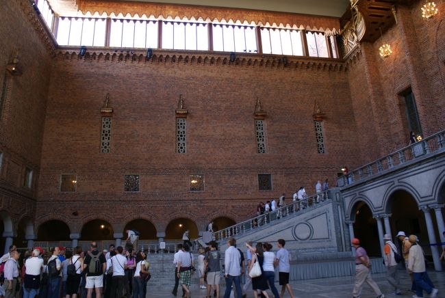 ノーベル賞受賞祝賀晩餐会が開かれるブルーホールといわれる大広間。<br /><br />赤レンガの壁で、どこにも青い色はない。<br />天井付近の高い窓から青空が見えるから？と思ったら・・・<br />当初の計画はブルーで仕上げる予定だったので、ブルーホールと呼ばれるらしい。