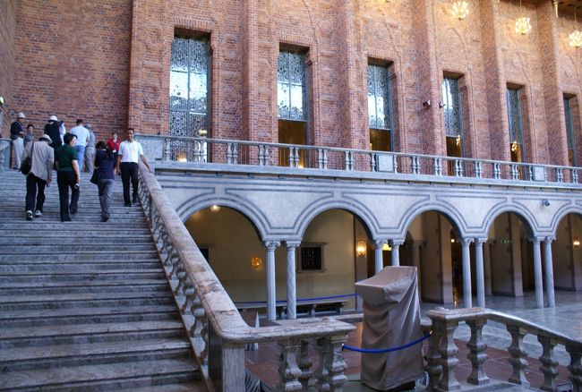 ノーベル賞受賞者は階段を上がって、青いロープが張られている場所でスピーチをする。<br /><br />という訳で、この階段は記念写真を撮る人で混雑していた。