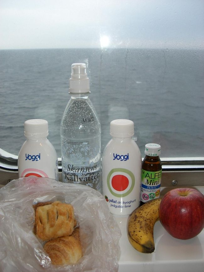 昨日スーパーで買ったパンとＹｏｇｇｉが朝ごはん☆<br />りんごとバナナは昨日ホテルの朝ごはんの時に<br />取ってきました！<br />でも、りんごとバナナはお腹いっぱいで<br />ごめんなさい。。。<br />旅行中はＡＬＦEとかチョコラＢＢとか<br />毎朝栄養ドリンクで気合を入れます！！<br />おしゃれなペットボトルのお水は<br />スカンセンで買ったものです♪