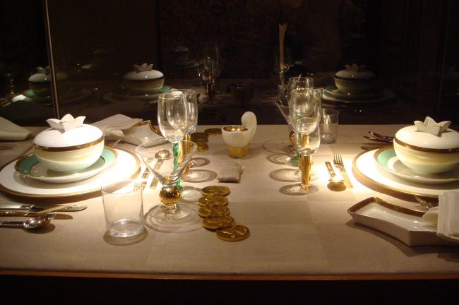 こちらが晩餐会で使われる食器<br /><br />透明感のある美しい白と金の縁取りで、さらに高級感溢れる食器でした。<br />