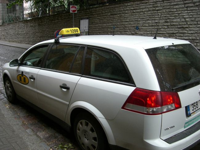 ＴＡＬＬＩＫの着くＤターミナルは町から少し<br />離れているのでタクシーを利用。<br />１００ＥＥＫ