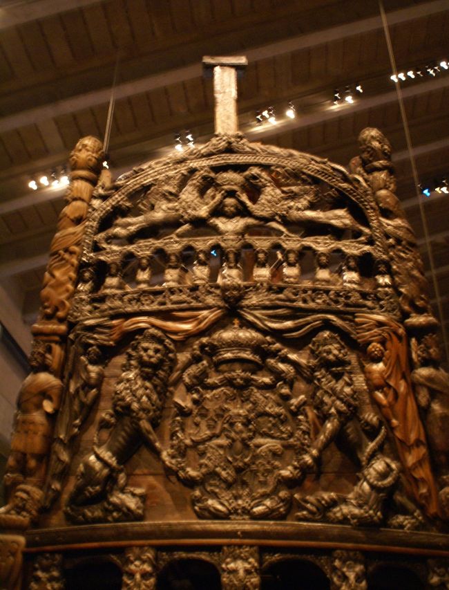 手振れですが、船尾に施された見事な彫刻。<br /><br />スウェーデンの権力を誇示するような立派な戦艦。<br />