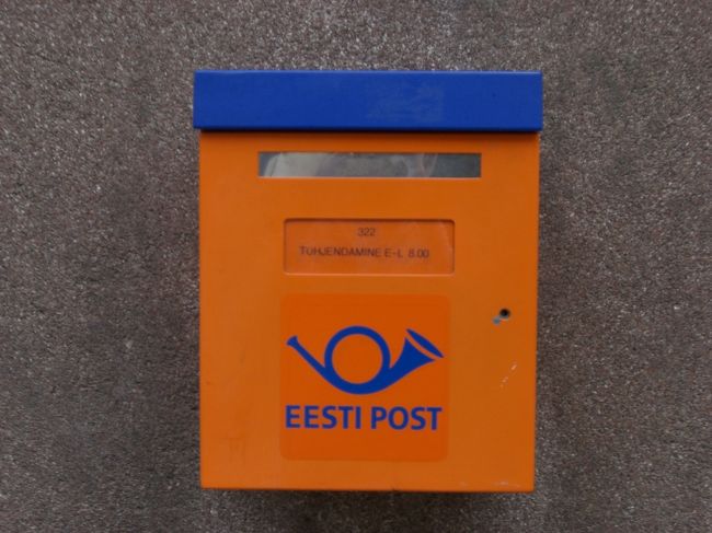 エストニアポストの色は<br />オレンジとブルー