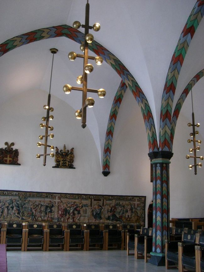 旧市庁舎の中。<br />実はここ、行った時は見学不可だったんです。<br />地球の歩き方に９月から６月までは要予約<br />って書いてあったので、<br />日本でメールで予約しました。<br />で、半地下のさっきのトーマスおじいさんのところの<br />受付の人に、「メールで予約したんやけど」<br />って言ったのになんだか通じなくて、<br />プリントアウトをしてきた<br />メールのやりとりを見せたら、<br />やっと電話で確認してくれました。<br />特にガイドが付くわけでなくて、<br />鍵を明けて、中に入れてくれました。<br /><br />本当に自由に勝手に見てまわる感じで、<br />見終わったら中からノックして鍵を開けてもらって外に出ました。<br /><br />市民の間