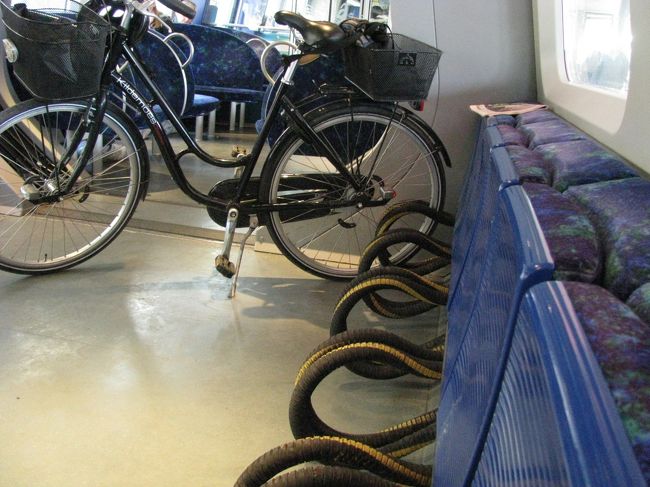 デンマークはチャリダーが多い。<br /><br />こうやって自転車も電車に持って入る。