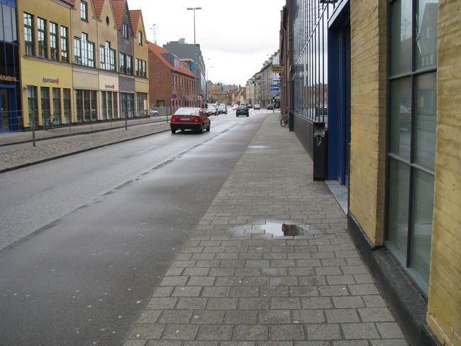 歩道は歩行者と、自転車用に分かれてる。<br /><br />石畳は歩行者用。<br /><br />アスファルト（車のレーンではなくて）は自転車用。<br /><br />日本だと、自転車ｖｓ歩行者の危ない場面って<br />けっこうありませんか？<br /><br />私はあります。<br /><br />うらやましいと思いました。