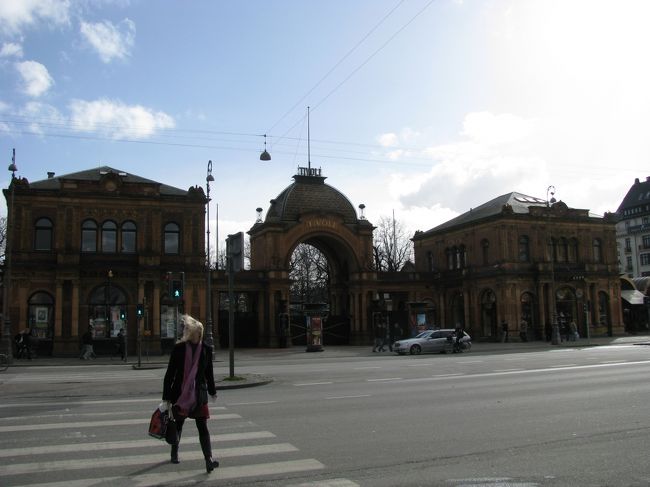 開いてないチボリ公園前で。<br /><br />夏と、クリスマスシーズンにしか開いていません。<br /><br />風がとても強かった。<br /><br />女性の髪がワッサワッサしてます。