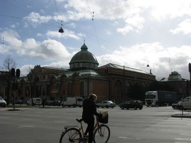 ロープに吊るされてるのは、街灯です。<br /><br />風の強いところだと思うんですけど、<br /><br />けっこう危ないと思いませんか？<br /><br />風がビューッと吹くと、大きくゆらゆらしていました。<br /><br />落ちてこないか、不安です。。。
