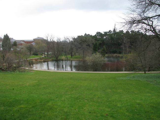 街の中にこんな静かな公園が。<br /><br />鳥がさえずり、芝生の匂いが気持ちいい。