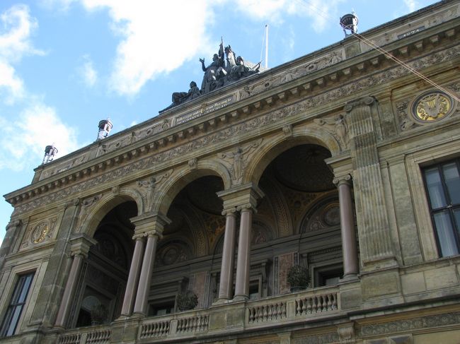 王立劇場。<br /><br />大きくて写真に収まりきらない。