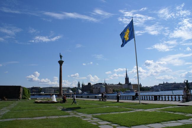 プリンス・ギャラリーから眺めた外庭。<br />日差しが強いけれど、湖を眺めながら寛ぐカップルが多かった。