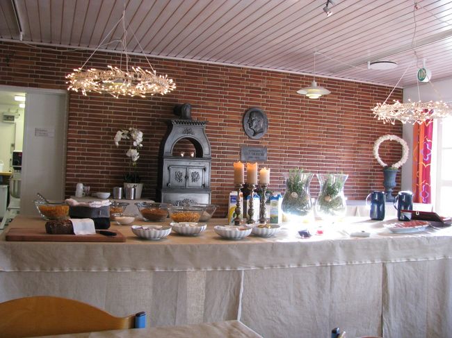 朝食はここで摂る。<br /><br />手作りパンも温かく、<br />みずみずしいフルーツは葡萄（皮も柔らかく食べられる！）、ほおずきのようなもの、メロンなどが並ぶ。<br /><br />ジュースやお茶も豊富で、こんなステキな朝食を食べられるところにあまり泊まらない私にとって、すごく贅沢した気分だった。