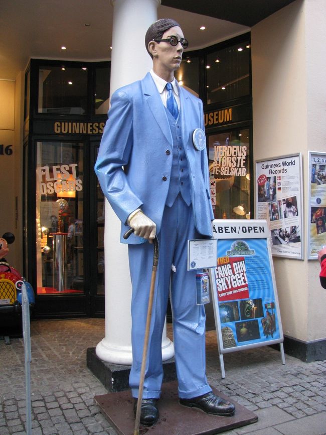 ギネスブック博物館てのもあった。<br /><br />前に立ってるノッポさん。<br /><br />入場料高かったから入らなかったけど。