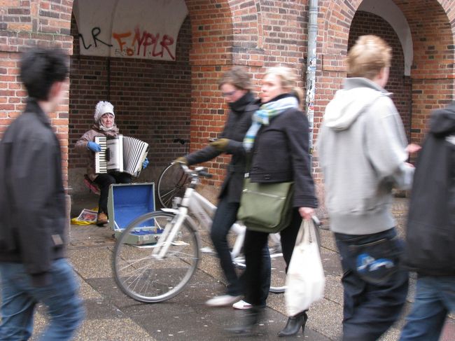 しょんぼり帰っていると、どこからかアコーディオンの音色が。<br /><br />切なさを思わせる音色になぐさめられる。