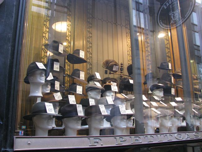 パチリと撮った後<br /><br />通りすがりのおじさんに<br /><br />『おひとついかが？』<br /><br />とすすめられる。<br /><br />私のまわりには、こんな粋な帽子が似合う人は居ません・・・！