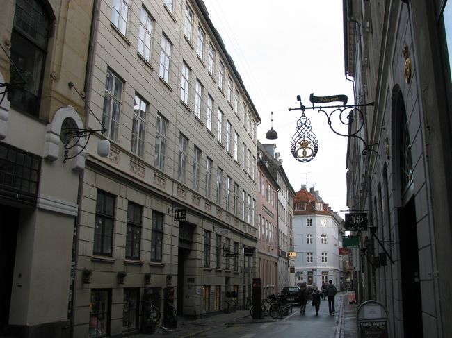 一般に治安の良い国といわれているので、<br /><br />こんな路地に入るのも楽しくてしょうがありません。<br /><br />小さな雑貨屋さん、服屋さん見てまわる楽しさもあり。