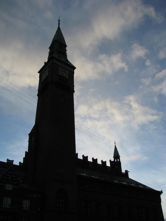 カーンカーン<br /><br />と鐘の音が鳴っています。<br /><br />時間に必ず鐘がなってくれます。<br /><br /><br />鐘が鳴ると、おしゃべりを楽しんでいた現地の人々は<br /><br />アッという顔をして時計に目をやります。<br /><br />そして、さよならをして家路へ急ぎます。<br /><br />生活の一部である鐘の音をうらやましく思います。<br /><br />鐘の音は美しく、うっとりします。