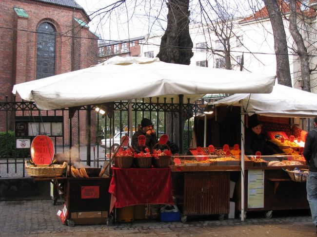 今日の晩は何を食べようか・・・<br /><br />あぁぁいいにおいがするなぁ。<br /><br />あっ！お店の人も食べてる！！<br /><br />こんなにいいにおいだと、お腹空いちゃうよね。<br /><br /><br />なんだか、微笑ましいシーンです。