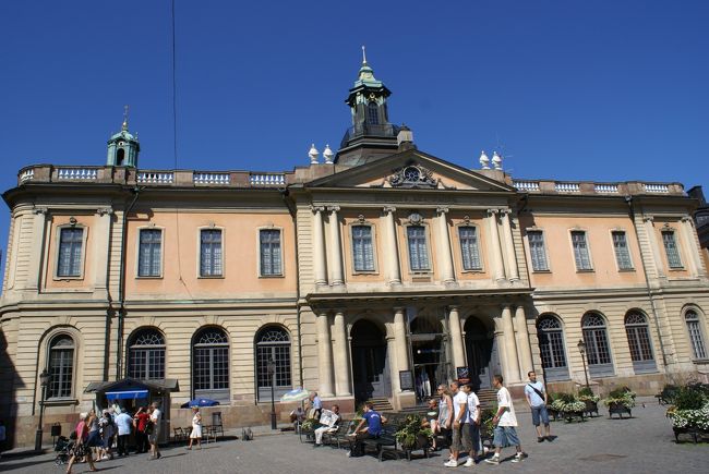 大広場に面して証券取引所がある。