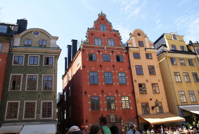 大広場を囲むように中世の面影を残す古い建物が並ぶ。<br />