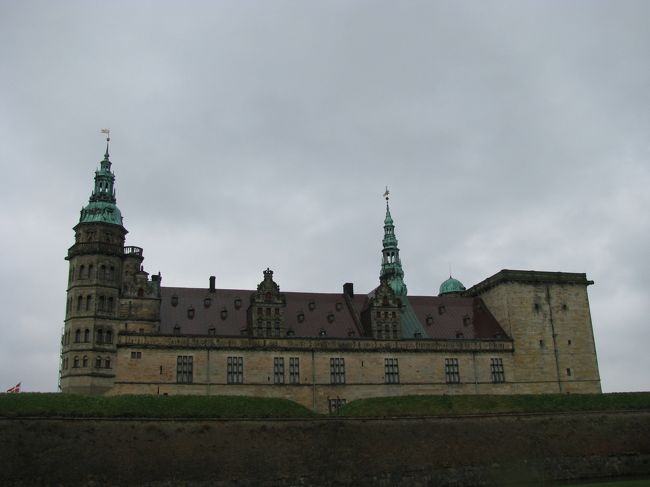 クロンボー城は中心地から少し歩くことになります。<br /><br />とても大きいので、姿はすぐに目に入ります。