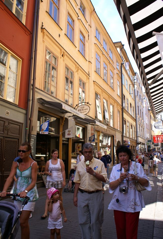 観光客で賑わう路地はショップが並ぶ。<br /><br />アクセサリーやガラス製品はバーゲン時期だったので安くなっていた。<br /><br />でも見るだけ・・・というより買いたい物が無かった。<br />