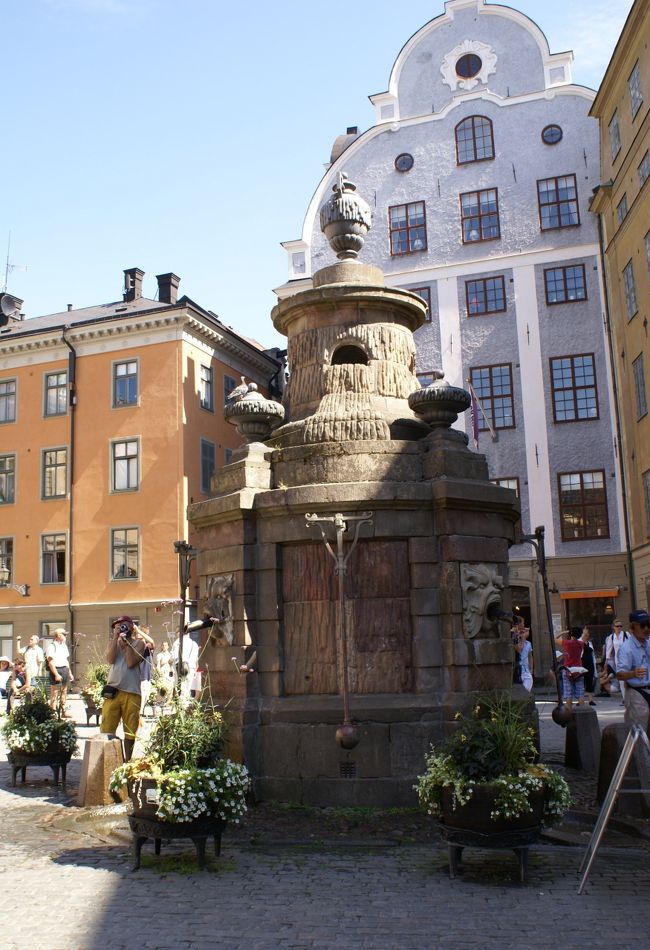 大広場<br />ガムラ・スタン（旧市街）の中心で、1520年、デンマーク支配に抵抗したスウェーデン貴族が90人も処刑された広場です。<br />