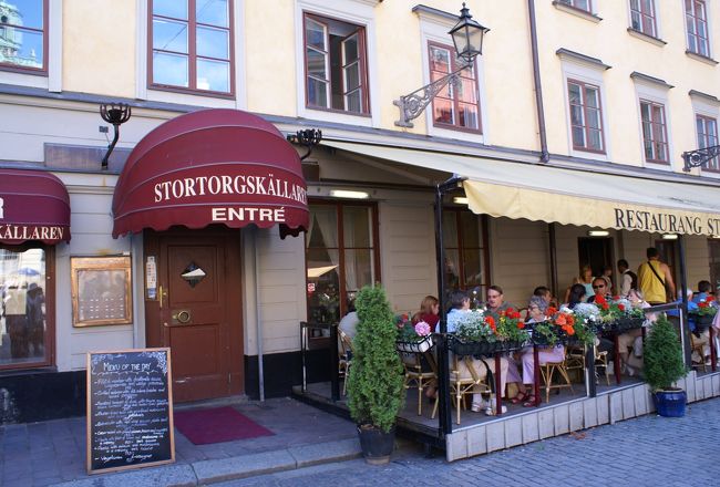 このレストランで遅めの昼食を頂きます。