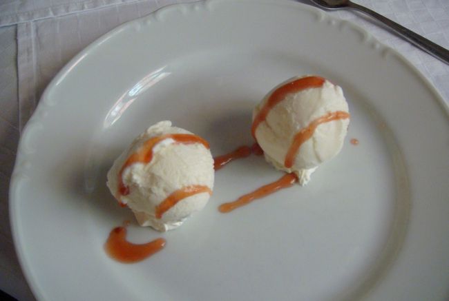 デザートのアイスクリームは口当たりがいいのでペロッと平らげる。<br /><br /><br />昼食後はドロットニングホルム宮殿へ行きます。