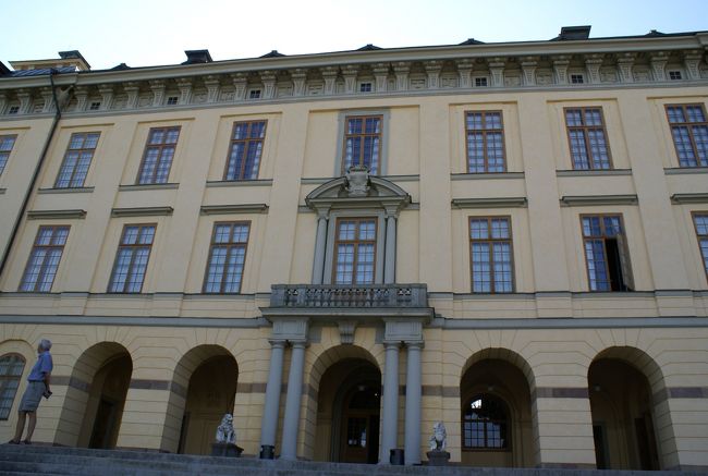 15：35<br />ドロットニングホルム宮殿に到着。<br /><br />宮殿を含む王領地がユネスコの世界遺産に登録されています。<br /><br />現代はガムラ・スタンの王宮ではなく、ここが国王一家の住居になっている。<br /><br />一部を覘いて、公開されているので中へ入ります。