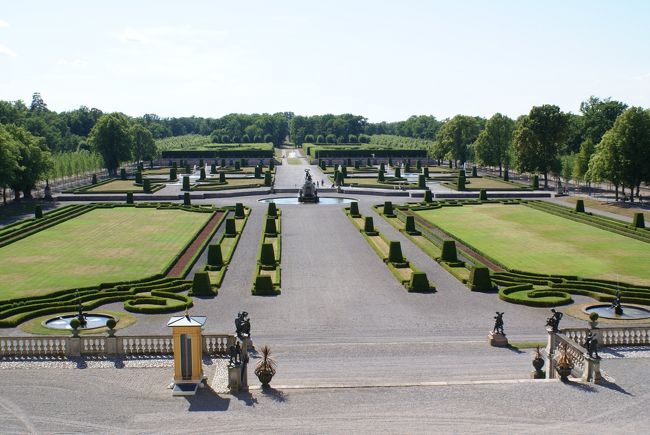 内部の撮影は禁止で、廊下から庭園を写すのはOK！<br />ただし、お部屋から眺める庭園は写せません。<br /><br />規模ははるかに小さいけれど、ベルサイユ宮殿の庭園と似ています。