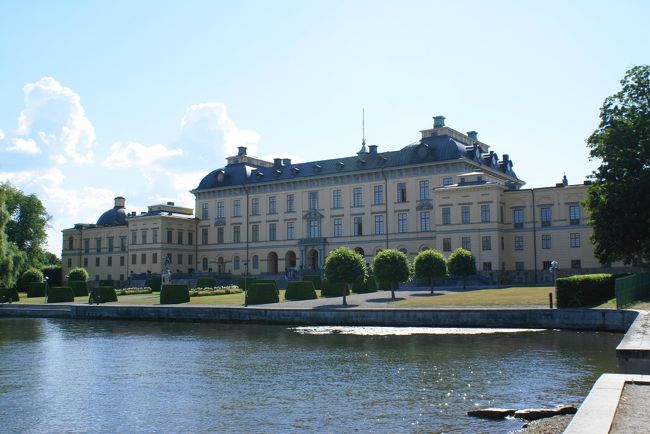 この宮殿はストックホルムの郊外にあり、メーラレン湖に浮かぶ島といわれる。<br />この位置からは浮かんでいるようには見えないけれど、静かな落ち着いた環境に佇んでいる。