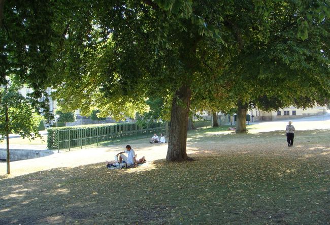 木陰で一休み・・・<br />こんな風に、のんびりしてみたい。