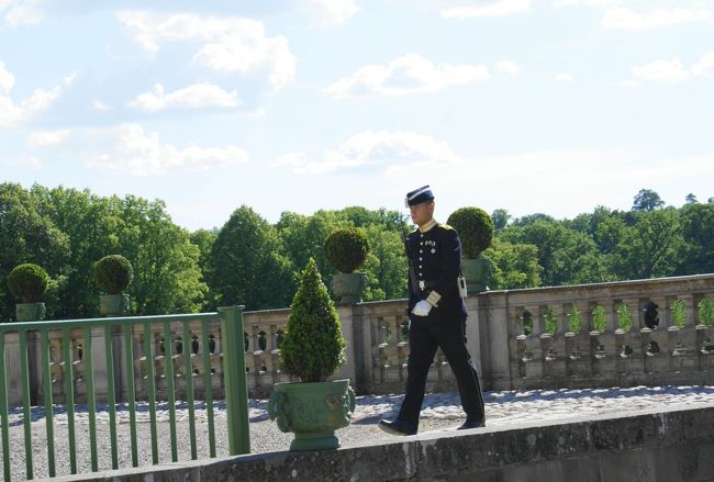 衛兵さんはこうして定期的に歩いています。