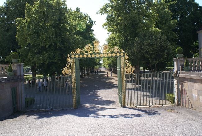 立派な門の先に庭園がある。<br /><br />歩くと暑いしなぁ〜！<br />と思いながら、せっかくなので行ってみます。