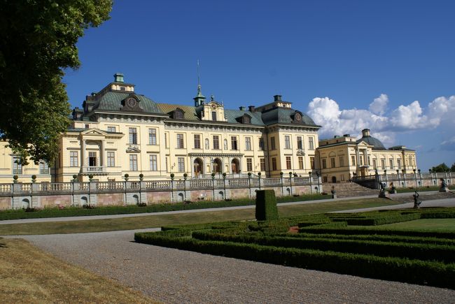 庭園側から眺める宮殿。<br />青空に映えて美しい！<br />やはり、北欧のベルサイユと呼ばれるだけのことはあります。