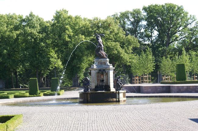 チョロチョロと噴水の音に誘われて・・・<br /><br />太陽に照らされて暑い！