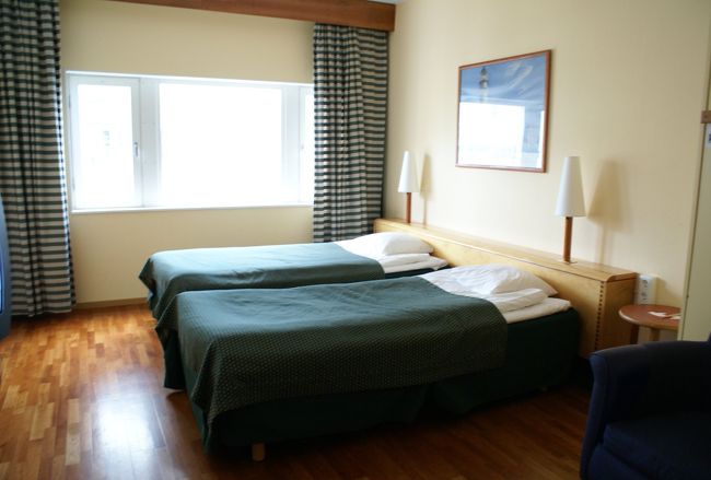 観光を終えて、スカンディック・ホテルに到着。<br /><br />お部屋はフローリングで、カジュアルなインテリアでまとめられている。<br />それにしてもベッドの幅がとても狭く感じる・・・これでは大柄な人は寝返りが打てない。<br /><br />じつは決して大柄ではない私も・・・寝返りで足が床に落ちた。<br />もうーー！(~_~;)<br />