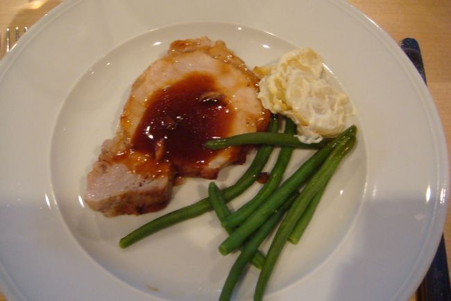 メインはポークソテー<br /><br />デザート＆飲物はビュッフェスタイル<br />胃が疲れるのでケーキ類はパスして、カシス紅茶をチョイス。<br />ほのかな香りがして美味しかった。