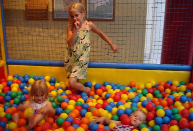 ホテルの中のキッズルームで遊ぶ子供達。<br /><br />カラーボールに埋まっている男の子が可愛い！