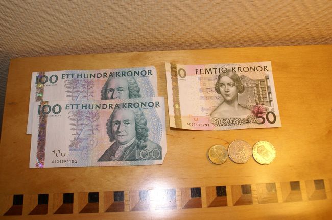 昨日、シリヤラインの中で買い物をした際、ユーロで支払って、スウェーデン・クローナでお釣りをもらった時のお金が少々ある。<br /><br />明日はノルウェーに移動するので、さらにノルウェー・クローネに両替をすることになる。<br /><br />コインは隣国へ渡ると使えないので空港で使い切るか、募金または記念にするしかない。<br /><br />明日は空路オスロへ移動します。