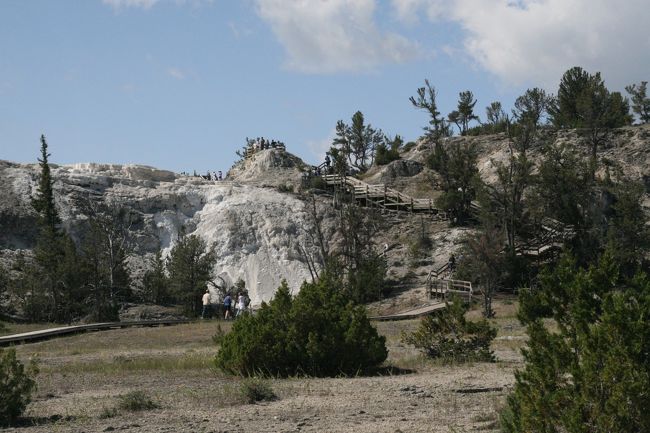 ロアーテラスエリアの上側へ登る事にしました。遠くに見えるパレット・スプリング「Plette Spring]への登り口。木道を歩いていきます。