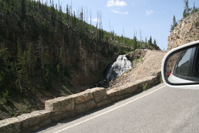 マンモス・ホット・スプリングス「Mammoth Hot Springs」から次なる目的地へ向かいました。途中の滝、名前控えるの忘れた！