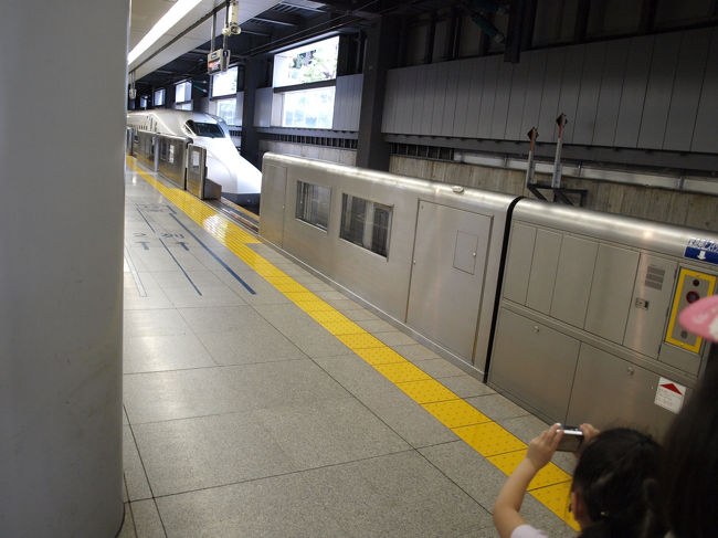 品川駅から新幹線乗車です。<br />５歳になる子供は初めてということでせっかくなのでN７００系で手配。<br />JRの駅員さんの話ですと、やはりN７００系の列車の予約に集中しているそうです。<br />記念撮影中。