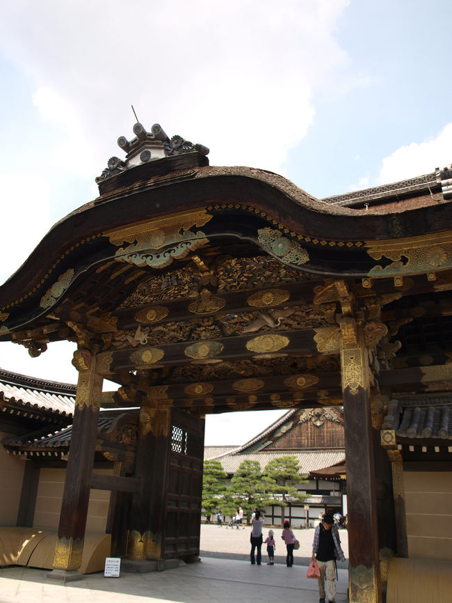 二条城の中へ進みます。唐門