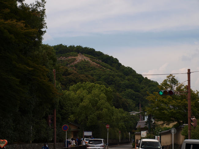 バスに乗って今度は金閣寺です。<br />大文字山が見えます。