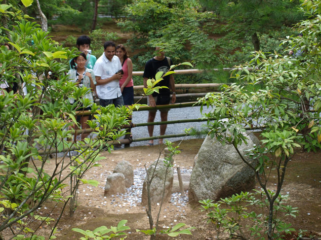 石仏前にある鉢を目がけて年齢、性別、国籍問わず小銭を投げていました。なかなか小鉢に入らず、外すたびに「あー」の声。すばらしいビジネスです。