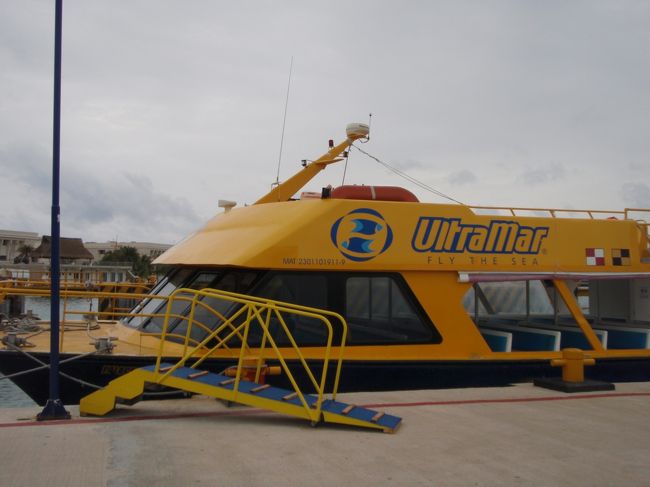 乗った高速船はこんな感じ。結構爽快に20分ほどでイスラ・ムヘーレスに。