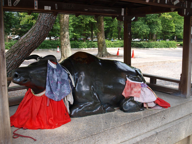 神使とされる臥牛の像