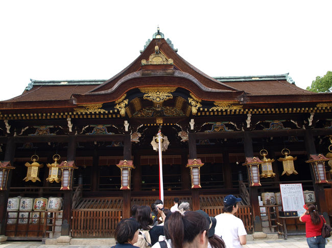 国宝の社殿<br />頭が良くなるようにお参りしているのでしょうか